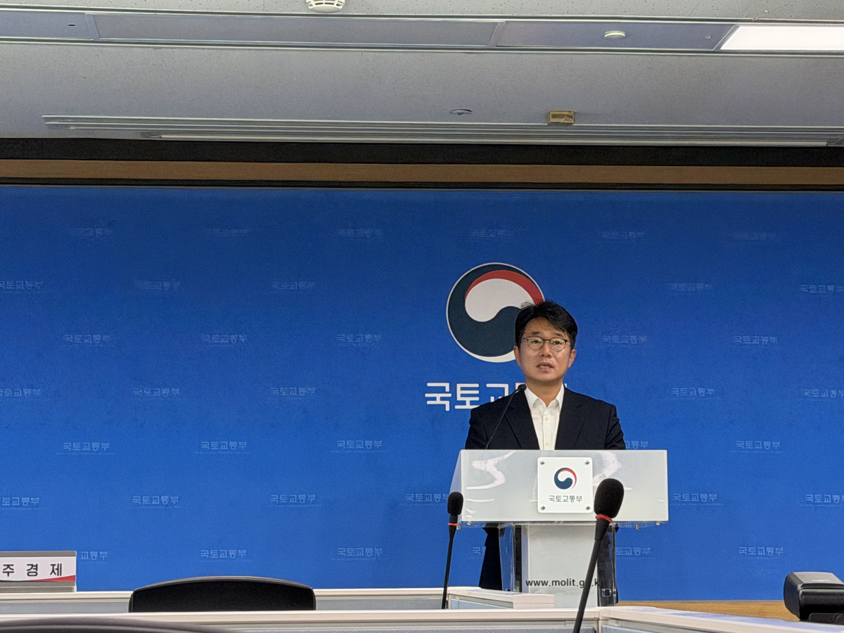 ▲박지홍 대도시권광역교통위원회 상임위원이 25일 세종시 정부세종청사에서 전 국민이 이용할 수 있는 반값 모두의카드 시행 내용을 발표하고 있다. (조유정 기자 youjung@)