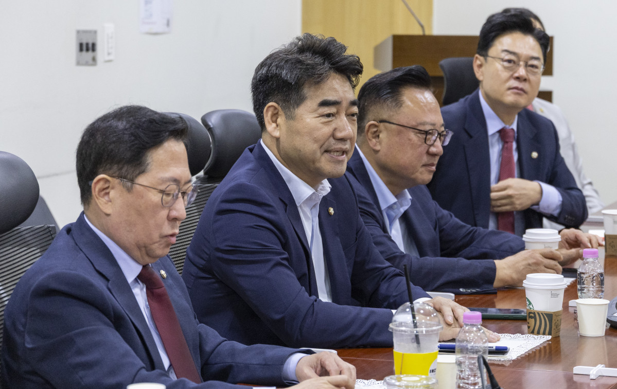 ▲초·재선을 주축으로 한 국민의힘 소장파 모임 '대안과 미래' 이성권 간사를 비롯한 의원들이 25일 국회 의원회관에서 열린 조찬 모임에서 대화하고 있다.    이날 '대안과 미래' 소속 의원들은 24일 장동혁 대표 기자회견 내용을 평가하고 장 대표의 거취에 대한 논의할 예정이다. (연합뉴스)