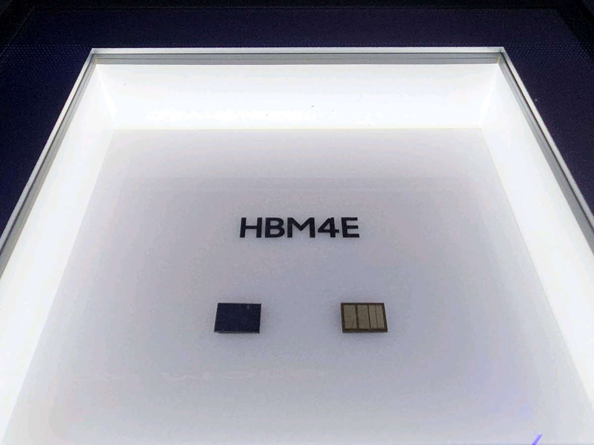 ▲삼성전자가 GTC에서 최초 공개한 HBM4E 제품의 모습 (사진=뉴시스)