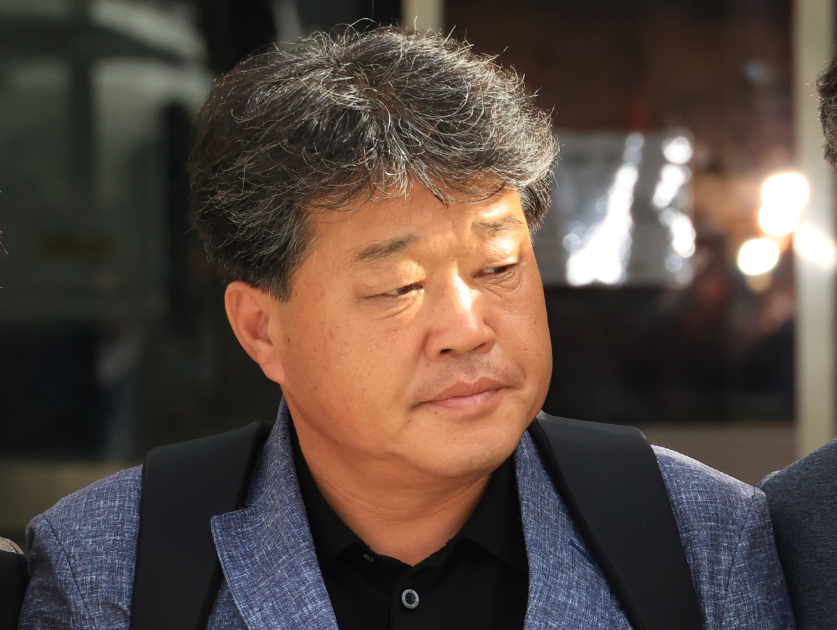 ▲정치자금법 위반 혐의를 받는 박창욱 경북도의원이 지난해 9월 15일 오후 서울 서초구 서울중앙지방법원에서 열린 구속 전 피의자 심문(영장실질심사)을 마친 뒤 법원을 나서고 있다. (뉴시스)