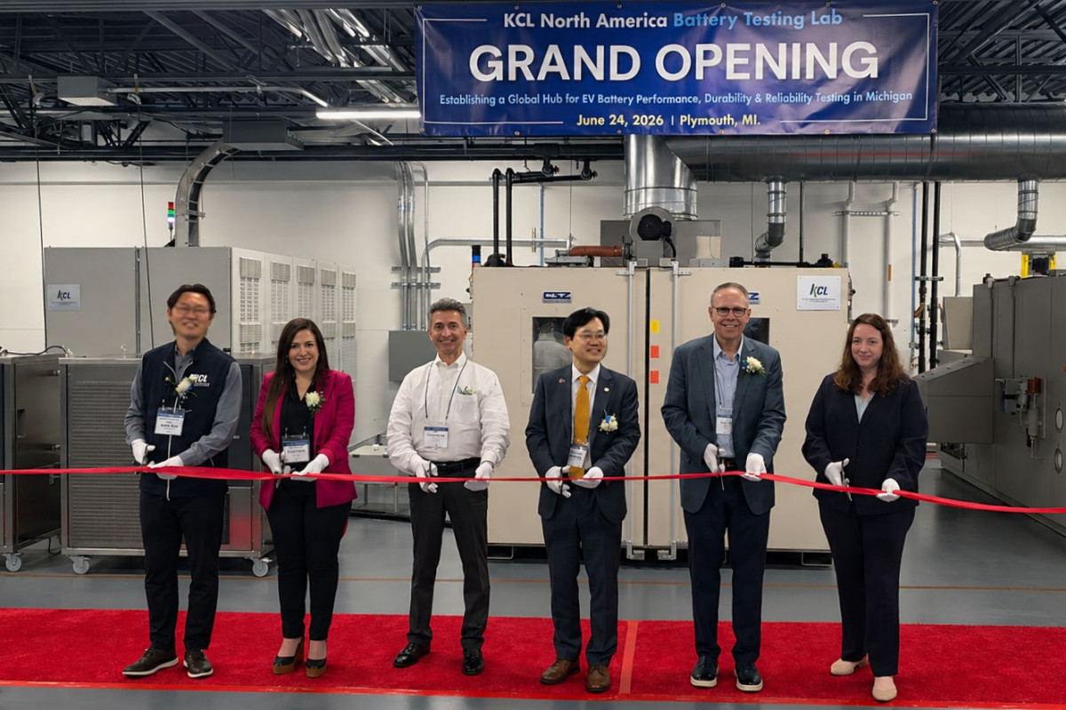 ▲천영길 KCL 원장(오른쪽부터 세 번째), John Tesoro DEKRA North America CEO(오른쪽부터 두 번째), Charles Curmi 플리머스 타운십 최고행정관(왼쪽부터 세 번째) 등 참석자들이 KCL 북미시험소 개소식에서 기념촬영을 하고 있다. (사진제공=KCL)