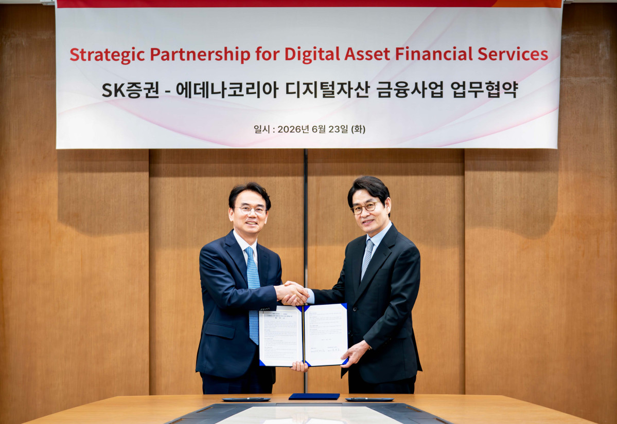 ▲정준호 SK증권 대표이사(왼쪽)와 정원재 에데나코리아 대표이사가 사진 촬영을 하고 있다. (사진제공=SK증권)