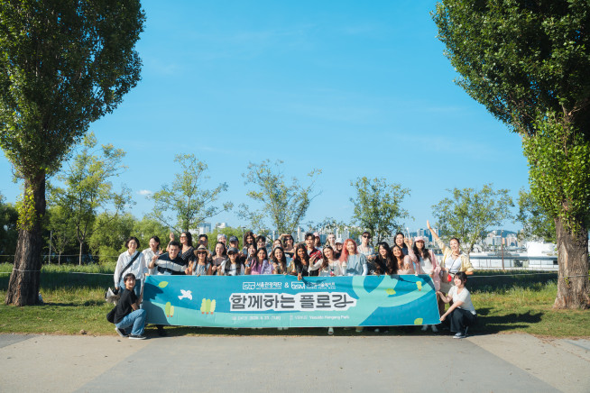 ▲여의도한강공원에서 진행된 2026 글로벌서울메이트 네트워킹 워크숍 단체사진. (사진제공=서울관광재단)