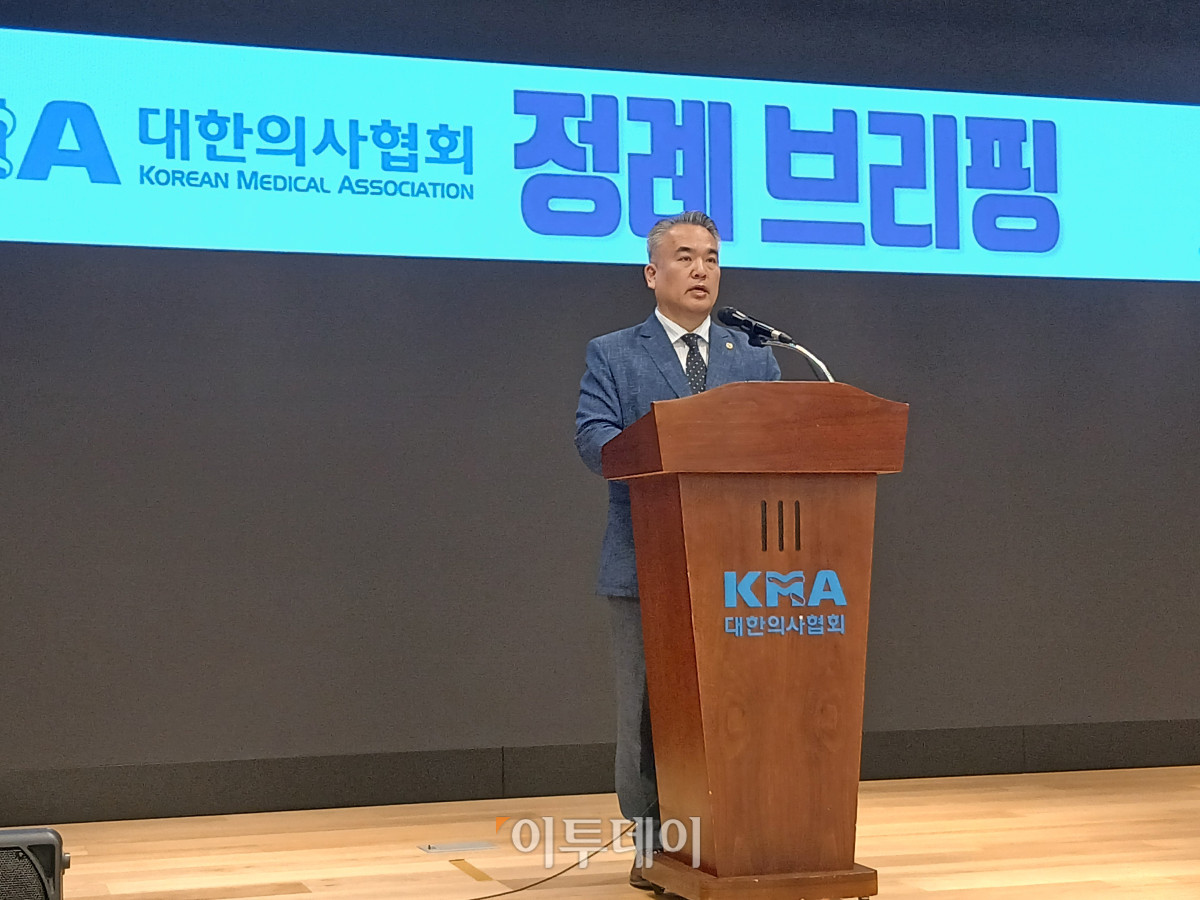 ▲김성근 대한의사협회 대변인이 25일 서울 용산구 의협회관에서 의료현안 브리핑을 진행 중이다. (한성주 기자 hsj@)