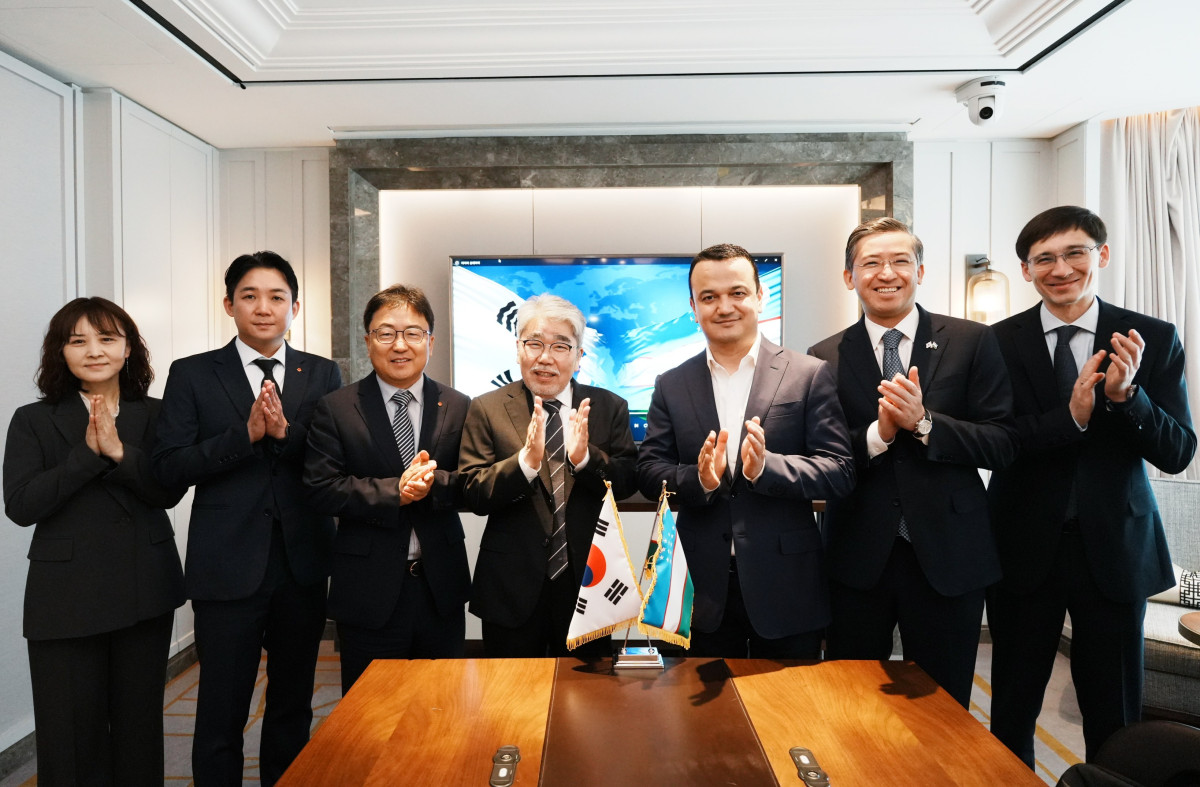 ▲한국지역난방공사  하동근 사장(왼쪽에서 네번째)과 우즈베키스탄 투자산업통상부 라지즈 쿠드라토프 장관(왼쪽에서 다섯번째)이 면담 후 기념촬영을 하고 있다. (사진제공=한국지역난방공사)
