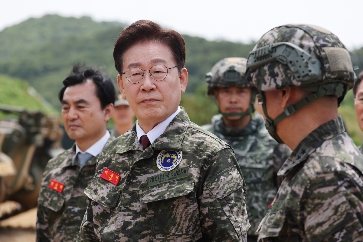 ▲이재명 대통령이 24일 인천시 옹진군 해병대 연평부대에서 화력장비를 시찰하고 있다. (사진=연합뉴스)