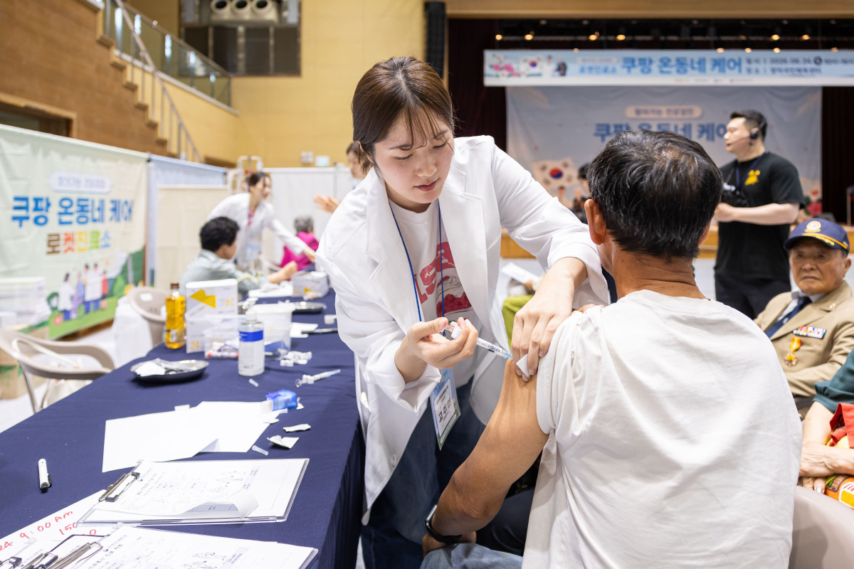 ▲호국보훈의 달을 맞아 경북 영덕에서 개최된 '쿠팡 온동네 케어'에 참가한 의료진이 영덕군 주민을 대상으로 건강검진을 진행하고 있다. (사진제공 쿠팡)
