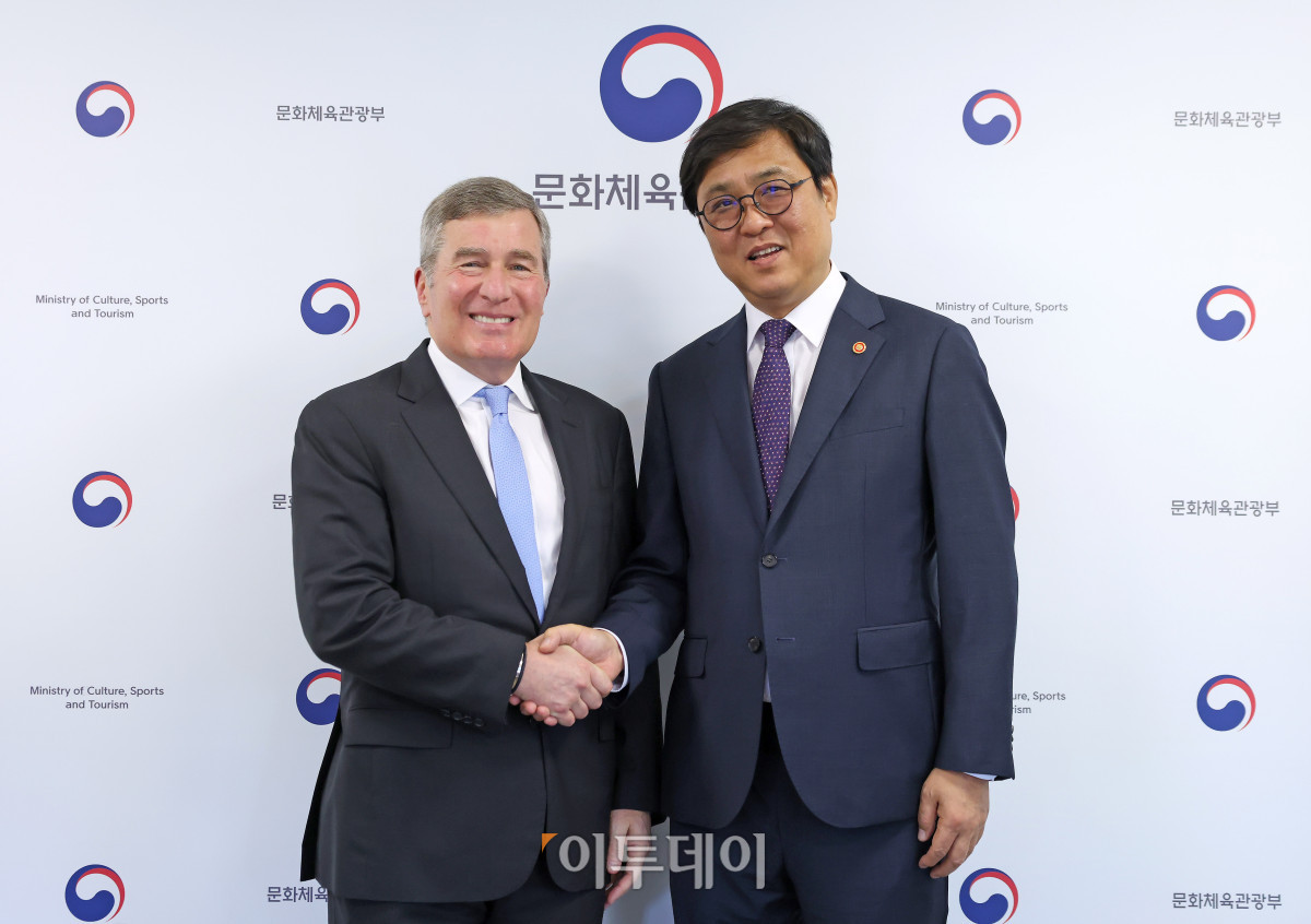▲최휘영 문화체육관광부 장관이 25일 서울 종로구 국립현대미술관 서울관에서 차스 리브킨(Charles H. Rivkin) 미국영화협회(MPA) 회장과 면담을 마치고 기념촬영을 하고 있다. (사진제공=문체부)