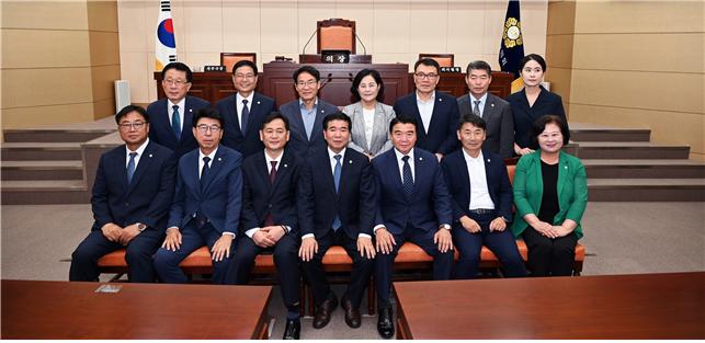 ▲제9대 남원시의회 의원들이 4년간의 의정활동을 마무리하며 의회 본회의장에서 기념촬영을 하고 있다. (사진제공=남원시의회)