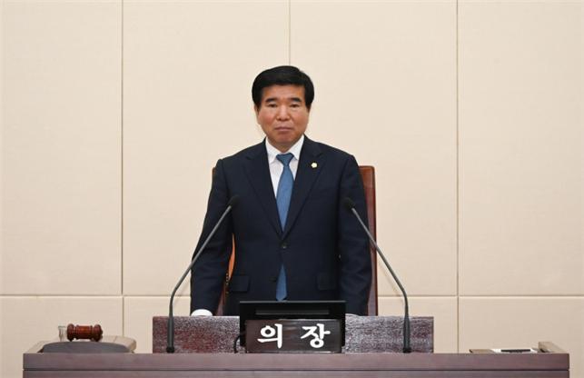 ▲김영태 남원시의회 의장이 본회의를 진행하고 있다. (사진제공=남원시의회)