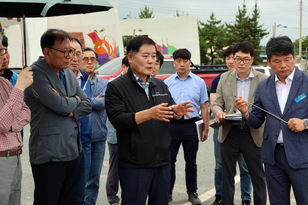 ▲사순문 장흥군수 당선자와 뉴(New) 장흥정책협의회 위원들이 군정 주요 사업장을 방문해 사업 추진 현황과 현안을 점검했다. (사진제공=장흥군)