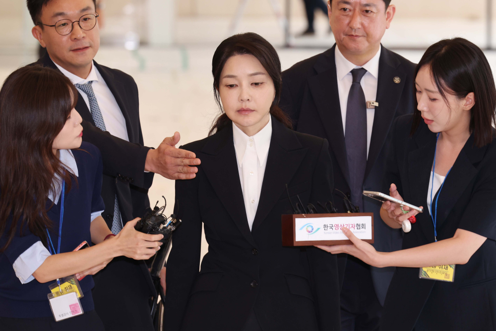 ▲윤석열 전 대통령 부인 김건희 여사가 지난해 서울 종로구 민중기 김건희 특별검사팀 사무실에 자본시장법 위반 등 혐의 피의자 신분으로 출석할 당시. 신태현 기자 holjjak@ (이투데이DB)