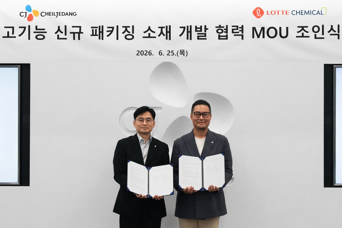 ▲25일 수원시 CJ블로썸파크에서 진행된 업무협약식에서 에릭 소기엔토(오른쪽) CJ제일제당 글로벌패키징담당 경영리더와 이현섭 롯데케미칼 기초소재 R&D 본부 상무가 기념 촬영을 하고 있다. (사진제공=CJ제일제당)