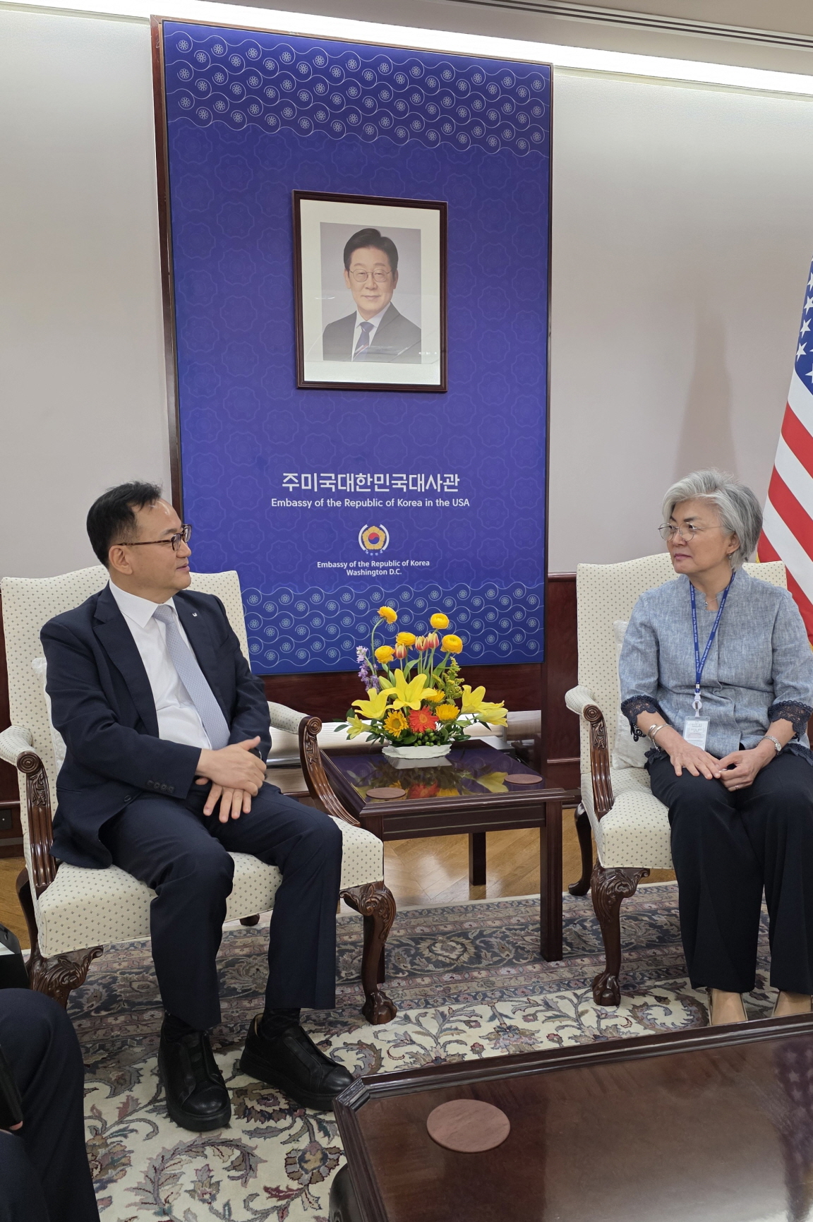 ▲주미국대한민국대사관에서 명노현 LS 부회장(왼쪽)과 강경화 주미한국대사가 한미 전략산업 발전을 위한 협력 방안을 논의하고 있다. (사진=LS그룹)