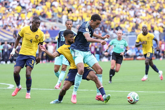 ▲25일 뉴저지주 이스트 러더퍼드의 뉴욕/뉴저지 스타디움에서 열린 2026 FIFA 월드컵 조별리그 E조 독일과 에콰도르의 경기 중, 독일의 자말 무시알라(10번)가 에콰도르의 페드로 비테(15번)에게 수비를 당하고 있다. (AFP/연합뉴스)