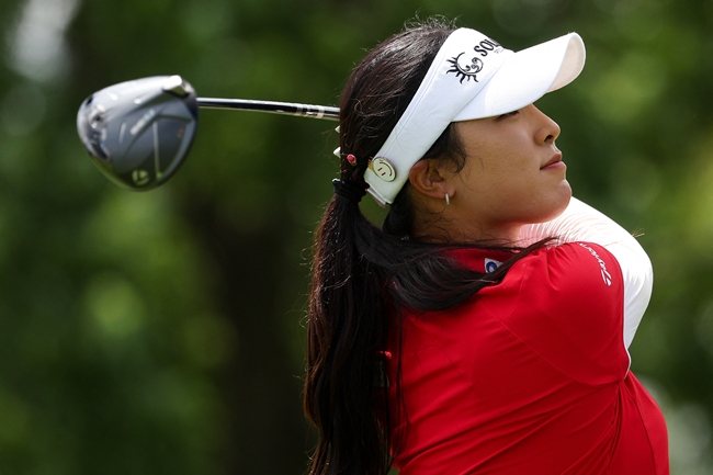 ▲25일(현지시간) 미국 미네소타주 채스카에서 열린 KPMG 위민스 PGA 챔피언십 골프 대회 1라운드 중, 윤이나가 9번 홀에서 티샷을 하고 있다. (로이터/연합뉴스)