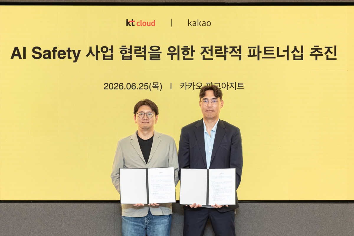▲AI Safety 협력을 위한 협약식 기념 사진. (우측부터) kt cloud 공용준 Cloud본부장, 카카오 김세웅 AI시너지 성과리더 순. (사진제공=kt cloud)
