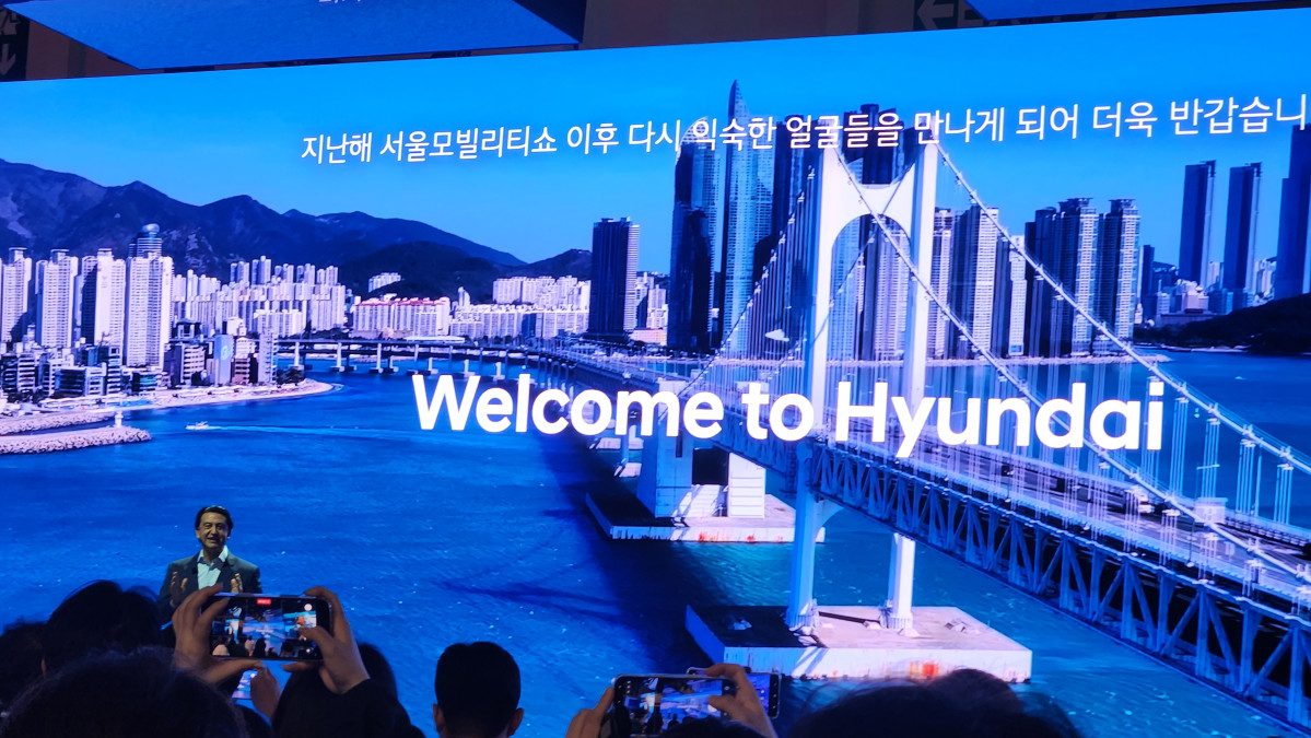 ▲호세 무뇨스 현대차 사장이 2026 부산모빌리티쇼 프레스데이에서 발표하고 있다. 김채빈 기자 chaebi@