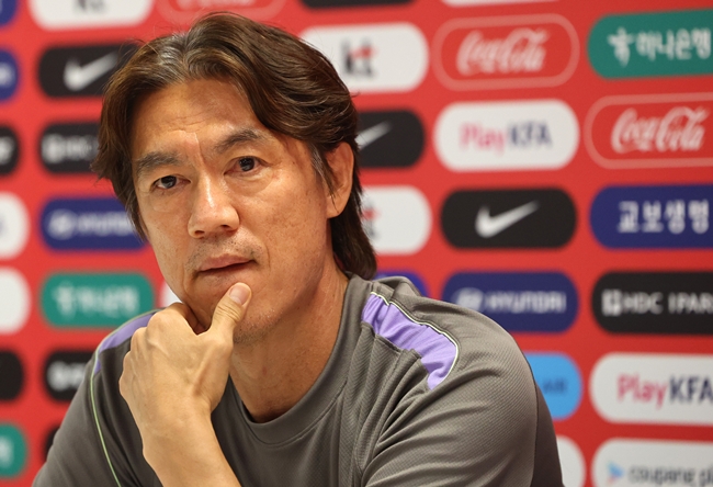 ▲2026 북중미 월드컵 A조 조별리그 3차전에서 남아공에 패해 32강 합류를 위해 다른 조의 결과를 기다리고 있는 한국 축구국가대표팀이 25일(현지시간) 팀 베이스캠프인 멕시코 과달라하라로 돌아와 사포판 치바스 바예 베르데에서 회복훈련을 했다. 훈련에 앞서 갖은 기자회견에서 홍명보 감독이 기자의 질문을 듣고 있다. (연합뉴스)
