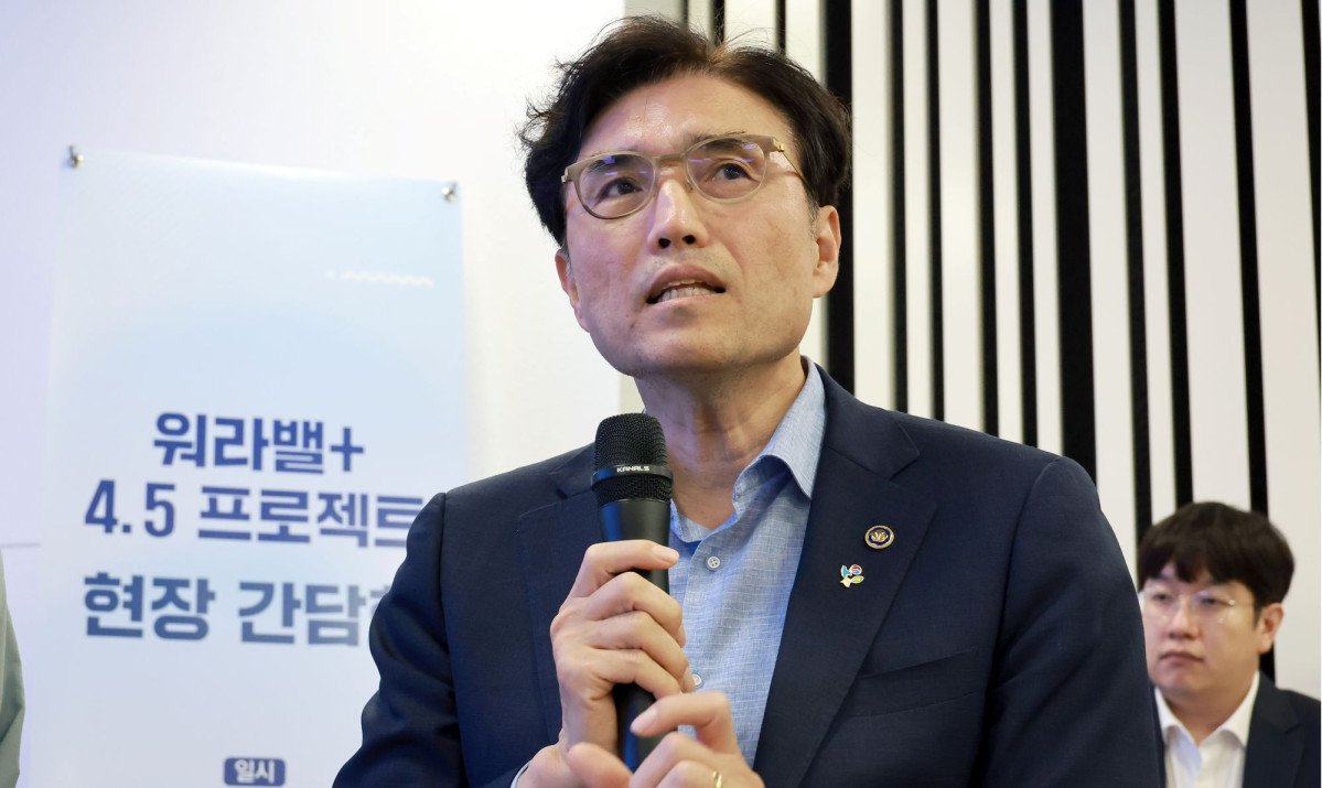 ▲권창준 고용노동부 차관이 18일 서울 구로구 소재 '워라밸+4.5 프로젝트' 참여 기업인 유비온에서 진행된 현장 간담회에서 발언하고 있다. 이 간담회에서 권 차관은 노사, 전문가, 기업 관계자 등과 주 4.5일제 도입 등 실노동시간 단축 이행·확산 방안을 논의했다. (사진제공=고용노동부)