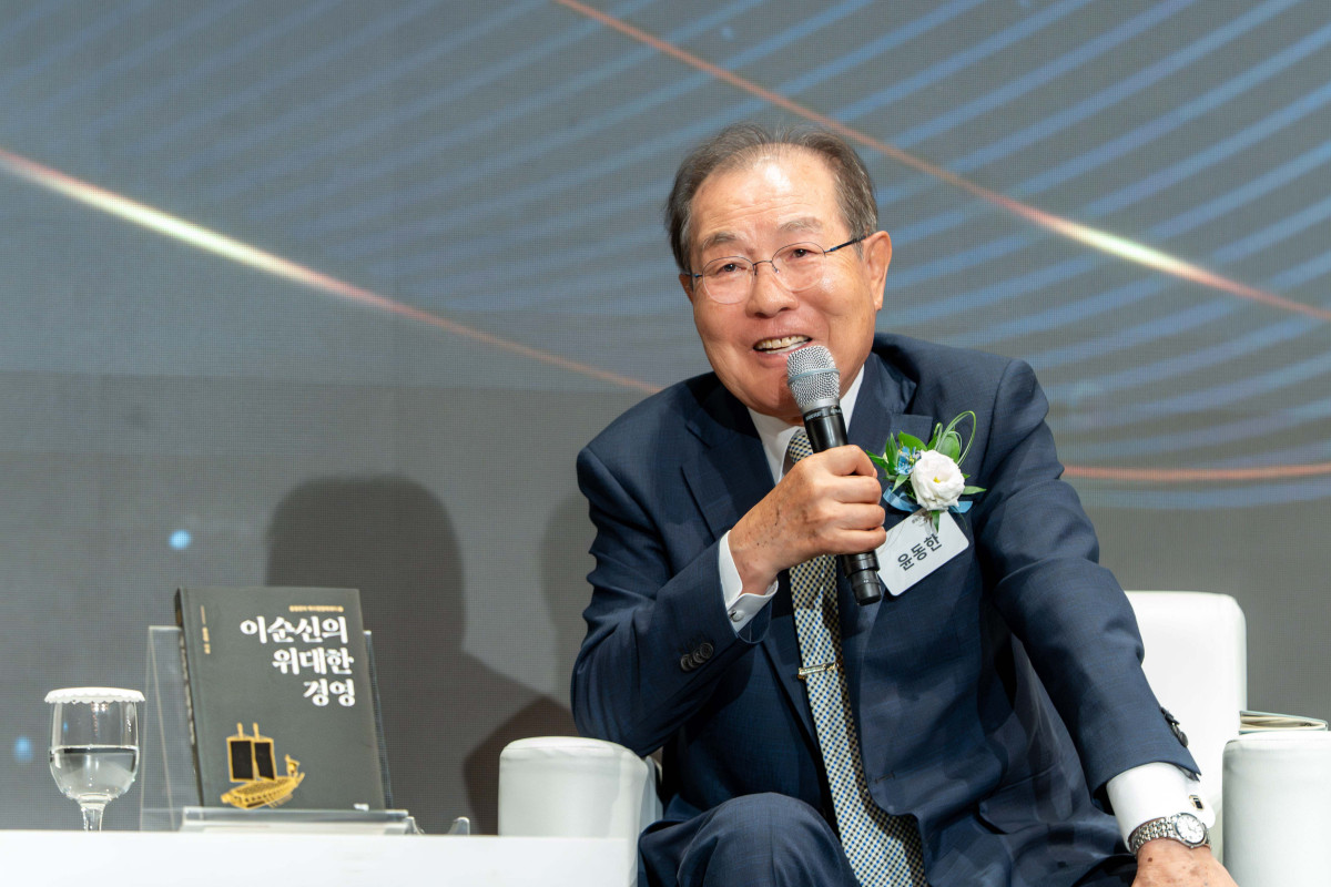 ▲25일 윤동한 한국콜마 회장이 '이순신의 위대한 경영' 출판기념회에서 북토크를 진행하고 있다. (사진제공=한국콜마)