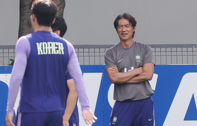 ▲2026 북중미 월드컵 A조 조별리그 3차전에서 남아공에 패해 32강 합류를 위해 다른 조의 결과를 기다리고 있는 한국 축구국가대표팀이 25일(현지시간) 팀 베이스캠프인 멕시코 과달라하라로 돌아와 사포판 치바스 바예 베르데에서 회복훈련을 했다. 홍명보 감독이 팀 훈련을 지켜보고 있다. (연합뉴스)