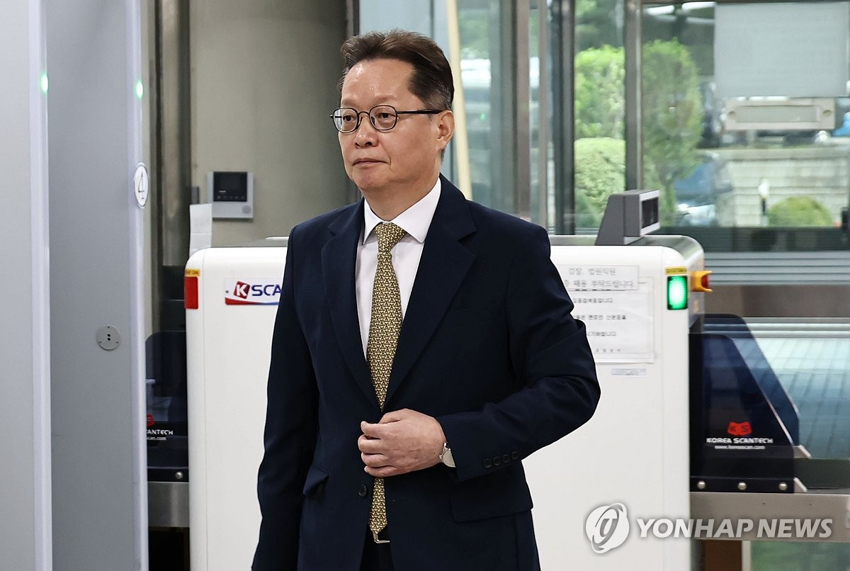 ▲12·3 비상계엄의 위헌·위법성을 지적하는 정치인들 발언을 다룬 방송 자막을 삭제하도록 지시한 혐의로 기소된 이은우 전 한국정책방송원(KTV) 원장이 26일 서울 서초구 서울중앙지방법원에서 열린 1심 선고를 마친 뒤 법정을 나서고 있다. (연합뉴스)