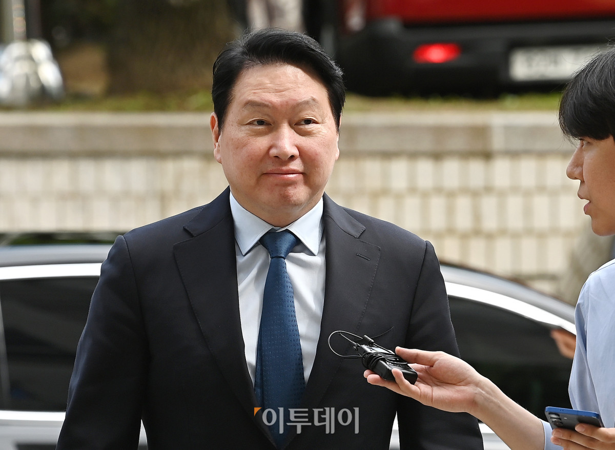 ▲최태원 SK그룹 회장이 26일 서울 서초구 서울고등법원에서 열린 재산분할 파기환송심 2차 변론기일에 출석하고 있다. 사진공동취재단