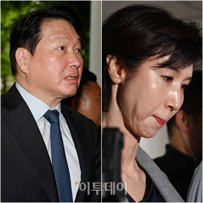 ▲최태원(왼쪽) SK그룹 회장과 노소영 아트센터 나비 관장이 26일 서울 서초구 서울고등법원에서 열린 재산분할 파기환송심 2차 변론기일에 출석하고 있다. 사진공동취재단