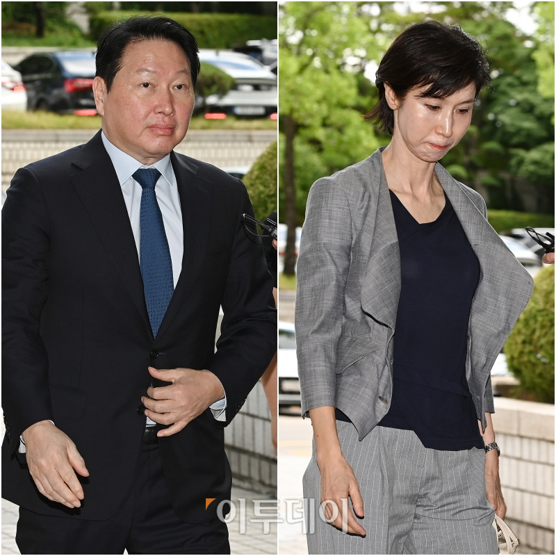 ▲최태원(왼쪽) SK그룹 회장과 노소영 아트센터 나비 관장이 26일 서울 서초구 서울고등법원에서 열린 재산분할 파기환송심 2차 변론기일에 출석하고 있다. 사진공동취재단