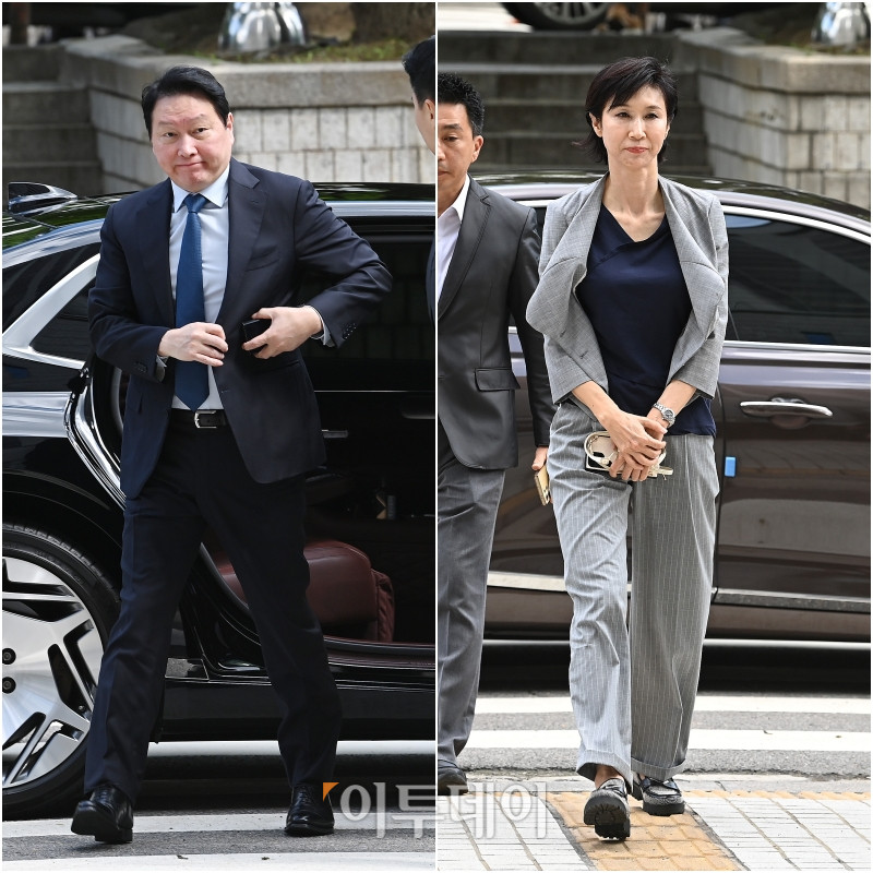 ▲최태원(왼쪽) SK그룹 회장과 노소영 아트센터 나비 관장이 26일 서울 서초구 서울고등법원에서 열린 재산분할 파기환송심 2차 변론기일에 출석하고 있다. 사진공동취재단