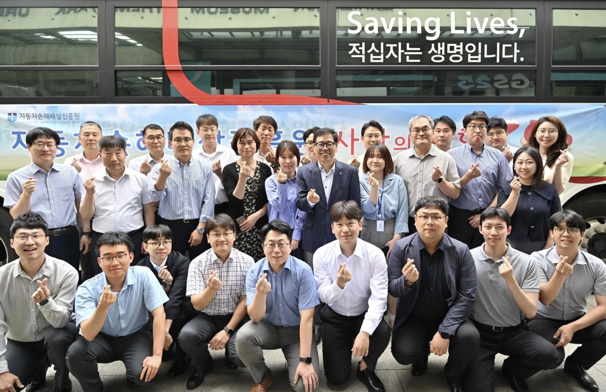 ▲자동차손해배상진흥원은 26일 ESG 중장기 전략체계수립 연구용역을 착수하고 지속가능경영 기반 구축에 나선다고 밝혔다. 자배원 임직원이 ESG 활동의 일환으로 ‘사랑의 단체 헌혈’을 마친 뒤 기념촬영을 하고 있다. (사진=자동차손해배상진흥원)