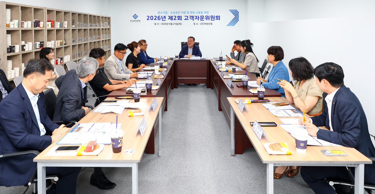▲시석중 경기신용보증재단 이사장(가운데)이 25일 남양주 소재 ㈜대성산업 사업장에서 열린 '2026년 제2회 고객자문위원회'에서 자문위원들과 현장 경영 애로 및 정책 개선 방안을 논의하고 있다. 경기신보는 재단 회의실을 벗어나 고객 사업장을 직접 방문해 현장 소통을 강화했다. (경기신용보증재단)