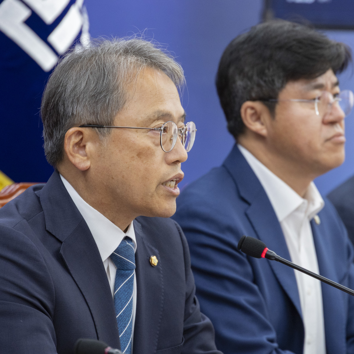 ▲더불어민주당 국민참정권 수호를 위한 선관위 개혁TF 위원장인 송기헌 의원이 26일 국회에서 열린 TF 6차 회의에서 선관위 개혁안에 대해 발언하고 있다. (사진=연합뉴스)