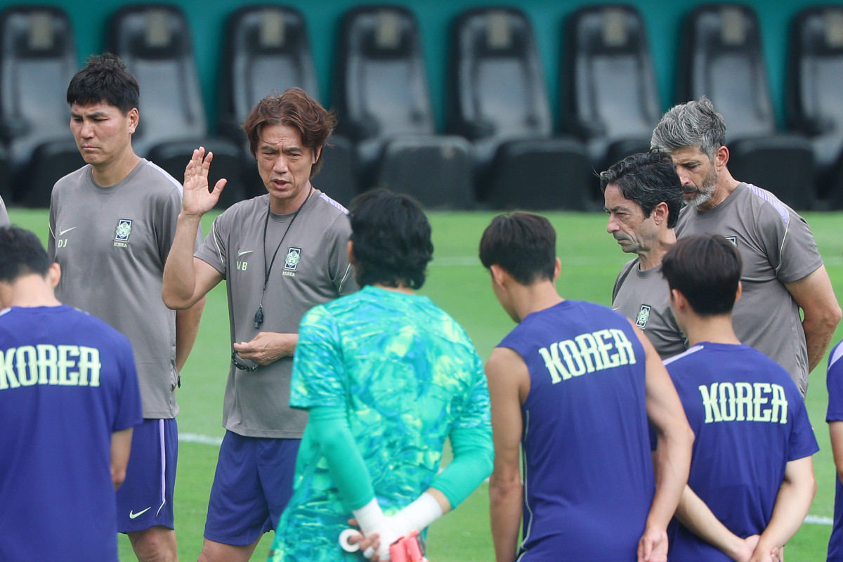 ▲축구 국가대표팀 홍명보 감독이 23일(현지 시간) 멕시코 몬테레이 인근 산니콜라스에 위치한 훈련장 에스타디오 우니베르시타리오에서 훈련 전 선수들에게 지시사항을 말하고 있다. (뉴시스)