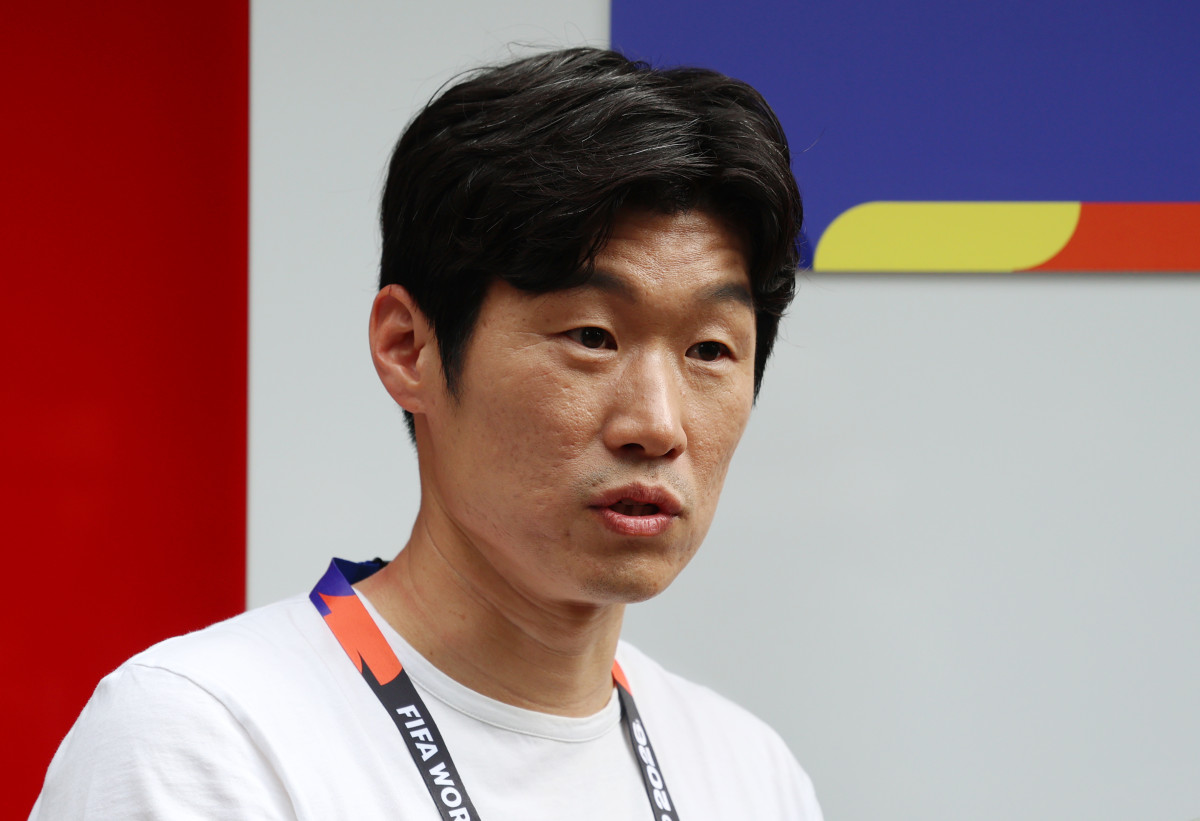 ▲한국 축구 레전드 박지성 JTBC 해설위원이 10일(현지시간) 체코를 상대로한 2026 국제축구연맹(FIFA) 북중미월드컵 조별리그 A조 1차전을 앞두고 멕시코 과달라하라 인근 사포판에 위치한 베이스캠프 훈련장 치바스 바예 베르데에서 취재진 질문에 답하고 있다. (뉴시스)
