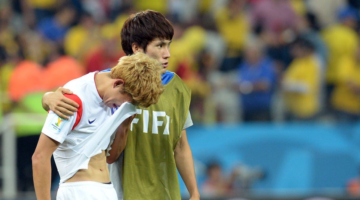 ▲2014 브라질 월드컵 한국과 벨기에의 H조 3차전 경기에서 벨기에에 1-0으로 패한 한국 축구대표팀 손흥민이 눈물을 흘리고 있다. (뉴시스)
