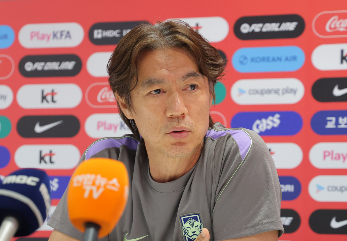 ▲남아프리카공화국과 2026 북중미 월드컵 A조 조별리그 3차전을 치른 한국 축구 국가대표팀 홍명보 감독이 25일(현지시간) 멕시코 과달라하라 인근 사포판의 치바스 바예 베르데에서 취재진 질문에 답하고 있다. (연합뉴스)