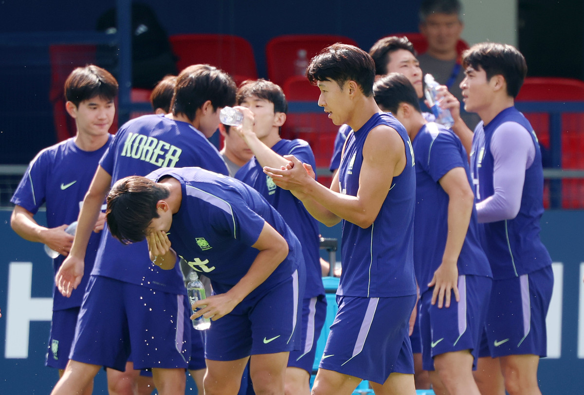▲축구 국가대표팀 선수들이 25일(현지 시간) 멕시코 과달라하라 인근 사포판에 위치한 베이스캠프 훈련장 치바스 바예 베르데에서 훈련 중 박수를 치고 있다. 대표팀은 전날 남아프리카공화국과의 월드컵 조별리그 3차전에서 0-1으로 패배했다. (뉴시스)