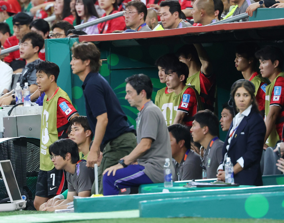▲한국 축구 국가대표팀 손흥민이 24일(현지시간) 멕시코 몬테레이 스타디움에서 열린 2026 북중미 월드컵 A조 3차전 남아프리카공화국과의 경기를 벤치에서 지켜보고 있다. (연합뉴스)