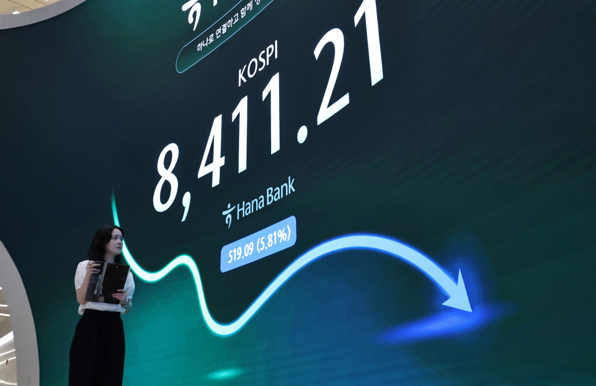 ▲26일 한국거래소에 따르면 이날 코스피 지수는 전 거래일 대비 519.09포인트(5.81%) 내린 8411.21에 장을 마감했다. 이날 코스피 지수가 급락하면서 오전 매도 사이드카에 이어 오후에는 서킷브레이커가 발동됐다. (출처=연합뉴스)