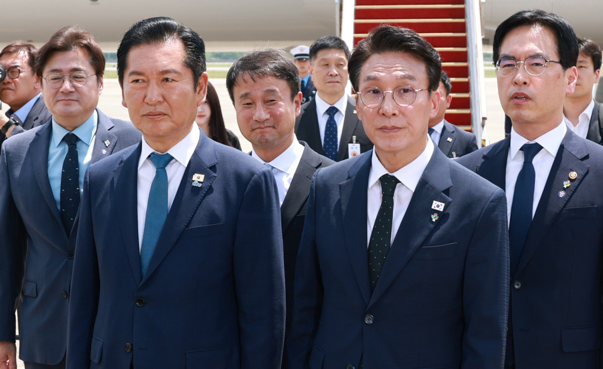 ▲더불어민주당 정청래 대표와 김민석 총리가 18일 성남 서울공항에서 G7 정상회의와 유럽 순방을 마치고 귀국한 이재명 대통령과 인사를 나눈 뒤 의전 차량 이동을 기다리고 있다. 사진=연합뉴스
