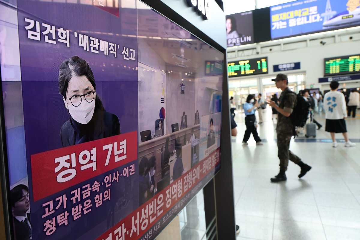 ▲각종 고가 귀금속과 함께 인사·이권 청탁을 받은 이른바 '매관매직' 혐의로 기소된 김건희 여사의 1심 선고 공판이 26일 서울역에서 생중계되고 있다. (연합뉴스)