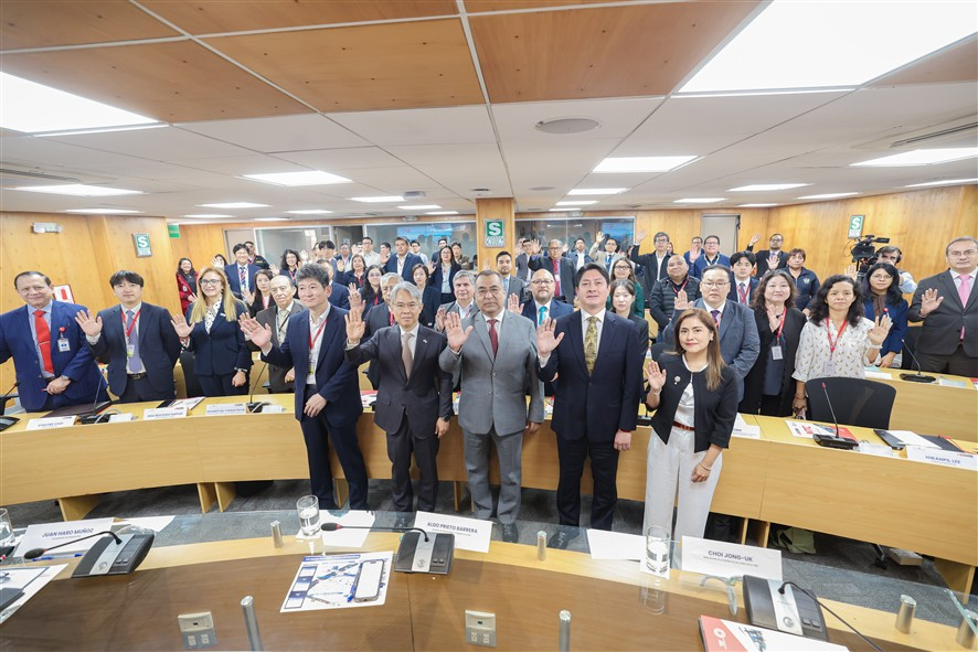 ▲25일(현지시간) 페루 교통통신부(MTC, Ministerio de Transportes y Comunicaciones)가 '페루 국도 스마트도로관리(재난·교통) 마스터플랜'을 국가 법정계획으로 공포했다. 왼쪽부터 두 번째 최종욱 주페루 대사, 세 번째 알도 마르틴 프리에토 바레라 페루 교통통신부 장관. (사진제공=국토교통부)