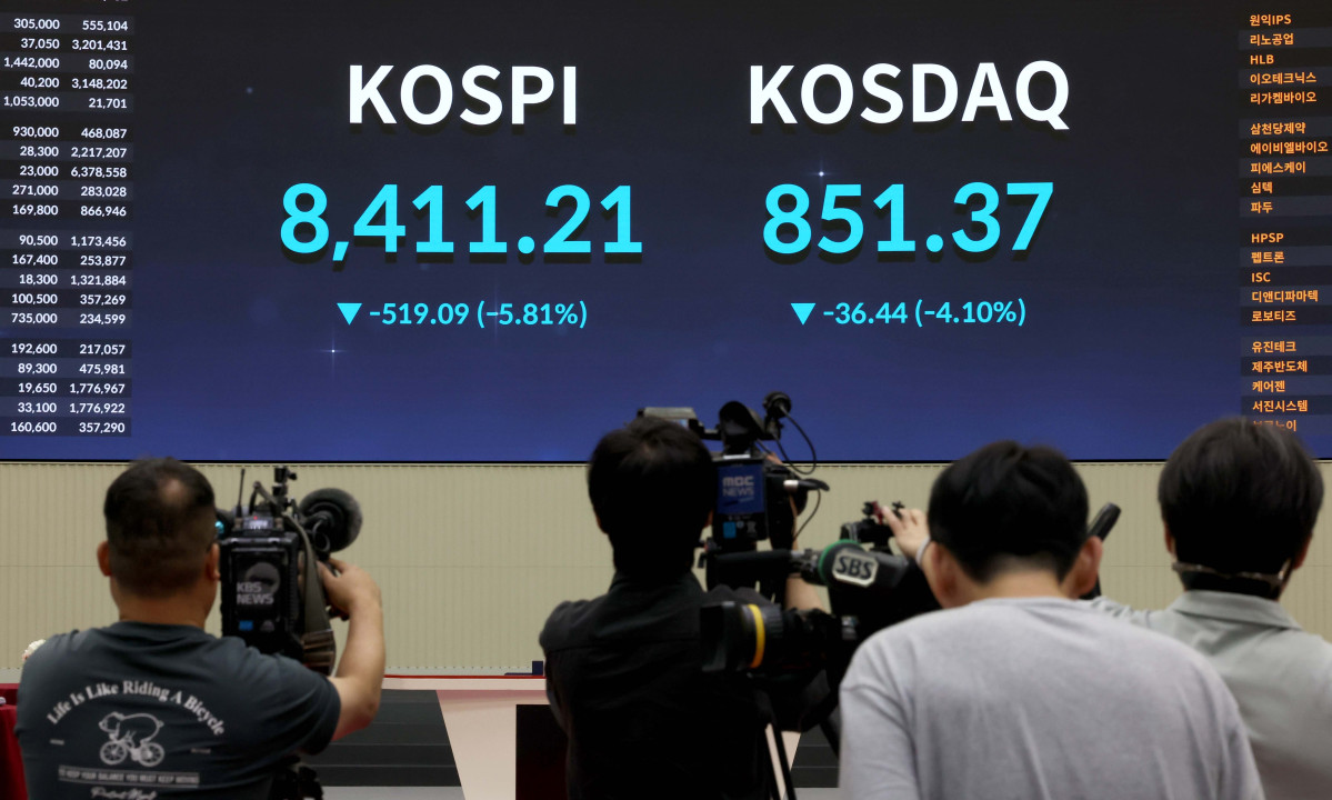 ▲코스피 시장에 서킷브레이커가 발동되는 등 양대 지수가 동반 폭락한 26일 서울 여의도 한국거래소 모니터에 시황이 표시되고 있다. 개인이 9조원이 넘는 역대급 매수세로 버텼으나, 외국인과 기관의 동반 '팔자'세를 꺾지 못하고 코스피는 5% 넘게 주저앉았다. 이날 코스피는 전 거래일 대비 519.09포인트(5.81%) 내린 8411.21에 장을 마감했다. 코스닥은 전장대비 36.44포인트(4.10%) 내린 851.37에 장을 마쳤다. 서울 외환시장에서 원·달러 환율은 전 거래일 대비 10.7원 내린 1532.0원에 거래를 마감했다. 신태현 기자 holjjak@