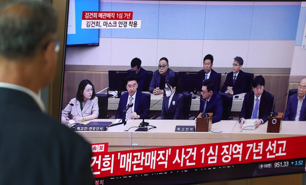 ▲26일 서울 중구 서울역 대합실에서 시민들이 특정범죄 가중처벌법상 알선수재 혐의로 기소된 김건희 여사에 대한 1심 선고 공판 생중계를 보고 있다. (뉴시스)