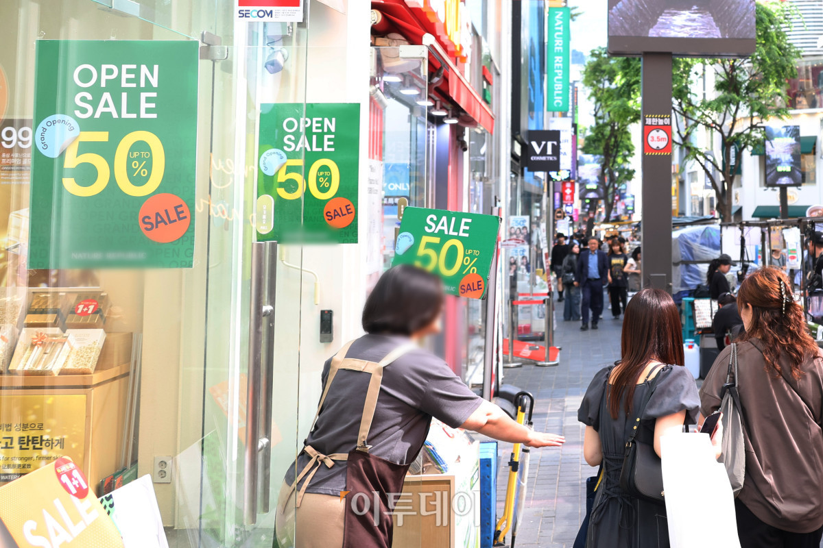 ▲올여름 전력수요가 역대 최고치를 경신할 것으로 예상되는 가운데 26일 서울 중구 명동거리에서 상점들이 문을 연 채 냉방을 가동하며 영업하고 있다. 기후에너지환경부는 여름휴가가 끝나는 8월 셋째 주 최대 전력수요가 94.1~98.8GW(기가와트)에 달해 올여름 최고치를 기록할 것으로 전망했다. 고이란 기자 photoeran@