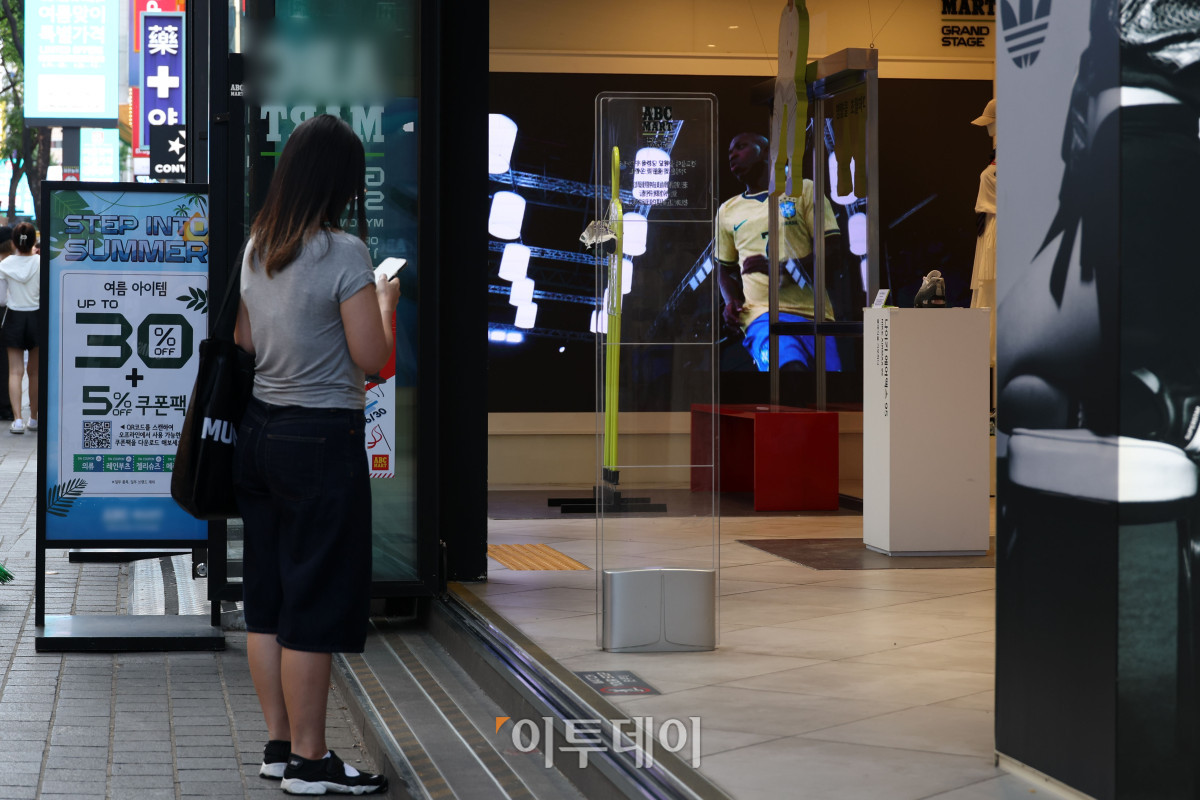 ▲올여름 전력수요가 역대 최고치를 경신할 것으로 예상되는 가운데 26일 서울 중구 명동거리에서 상점들이 문을 연 채 냉방을 가동하며 영업하고 있다. 기후에너지환경부는 여름휴가가 끝나는 8월 셋째 주 최대 전력수요가 94.1~98.8GW(기가와트)에 달해 올여름 최고치를 기록할 것으로 전망했다. 고이란 기자 photoeran@