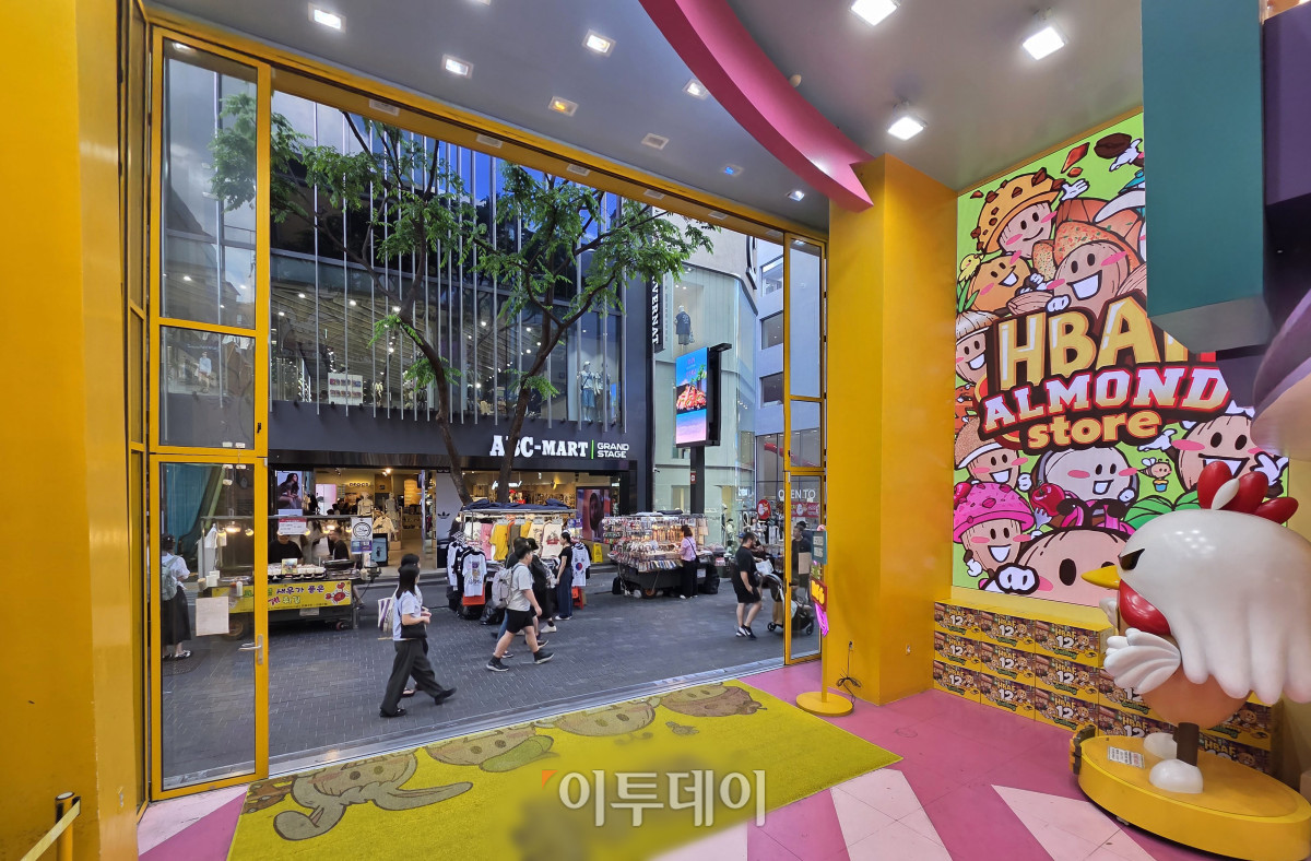 ▲올여름 전력수요가 역대 최고치를 경신할 것으로 예상되는 가운데 26일 서울 중구 명동거리에서 상점들이 문을 연 채 냉방을 가동하며 영업하고 있다. 기후에너지환경부는 여름휴가가 끝나는 8월 셋째 주 최대 전력수요가 94.1~98.8GW(기가와트)에 달해 올여름 최고치를 기록할 것으로 전망했다. 고이란 기자 photoeran@