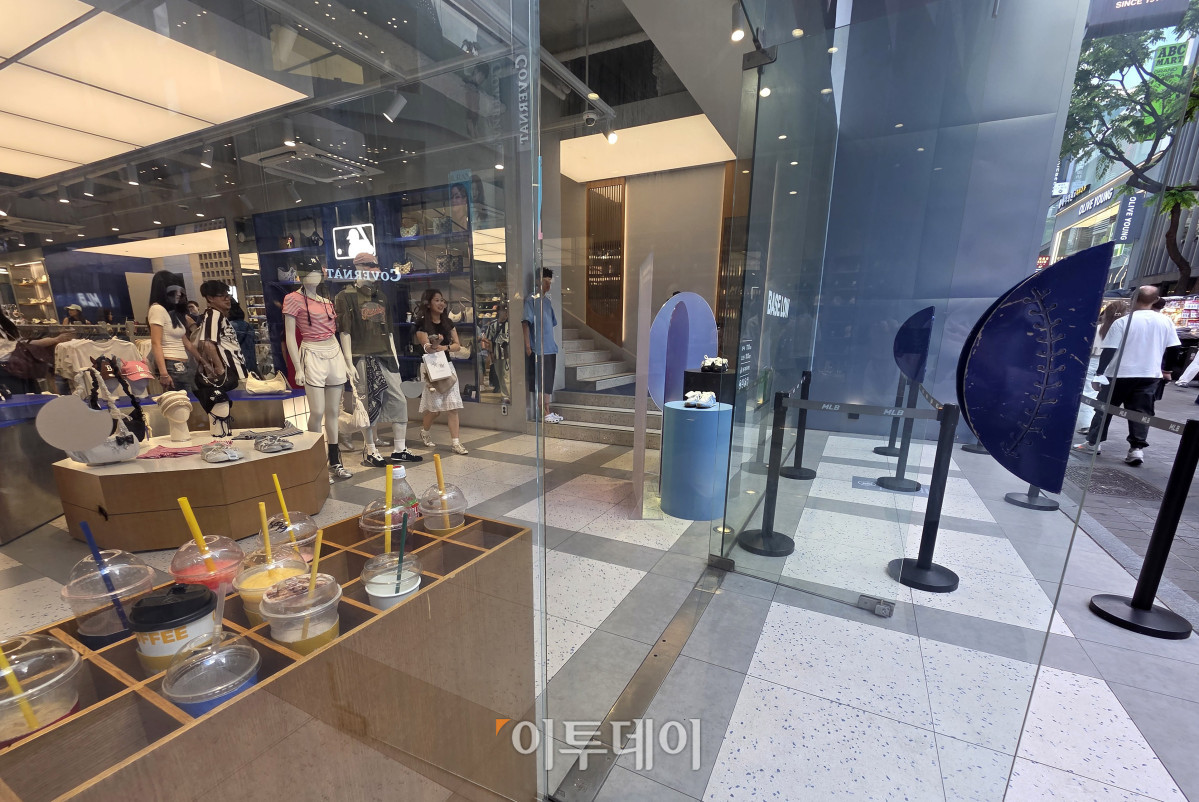 ▲올여름 전력수요가 역대 최고치를 경신할 것으로 예상되는 가운데 26일 서울 중구 명동거리에서 상점들이 문을 연 채 냉방을 가동하며 영업하고 있다. 기후에너지환경부는 여름휴가가 끝나는 8월 셋째 주 최대 전력수요가 94.1~98.8GW(기가와트)에 달해 올여름 최고치를 기록할 것으로 전망했다. 이란 기자 photoeran@